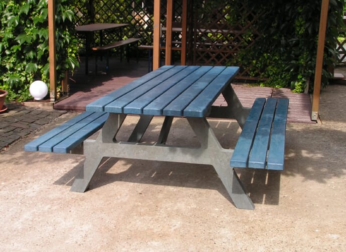 Pikniksett i resirkulert plast Brian2 - bl&aring; Parkbenk bord sett pikninkbenk rastebenk Scheie Serengeti 6.jpg