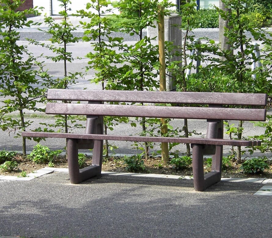 BTB 10 150_Rel Brun parkbenk i resirulert plast 150 cm stålprofiler Scheie 2 BTB 10 150.jpg
