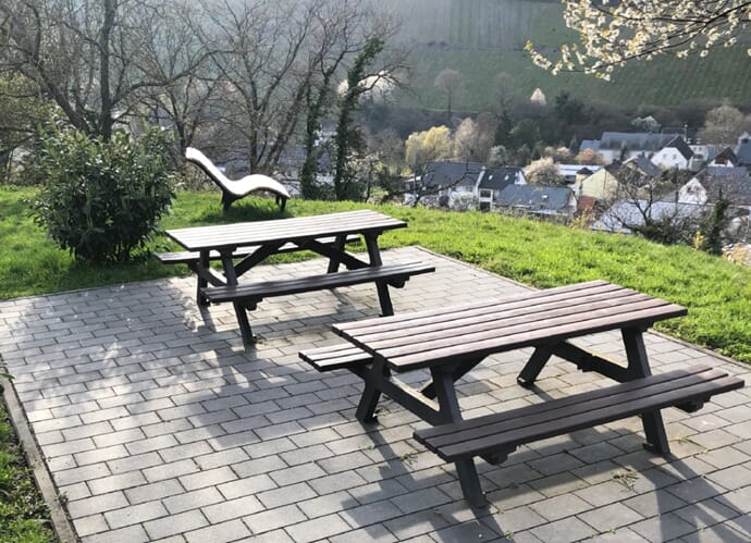 brun Pikniksett i resirkulert plast Hahn - Brian2_Rel Parkbenk bord sett pikninkbenk rastebenk Scheie Serengeti 3.jpg brun Pikniksett i resirkulert plast Hahn - Brian2_Rel Parkbenk bord sett pikninkbenk rastebenk Scheie Serengeti 3.jpg